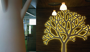 дерево с подсветкой на стене